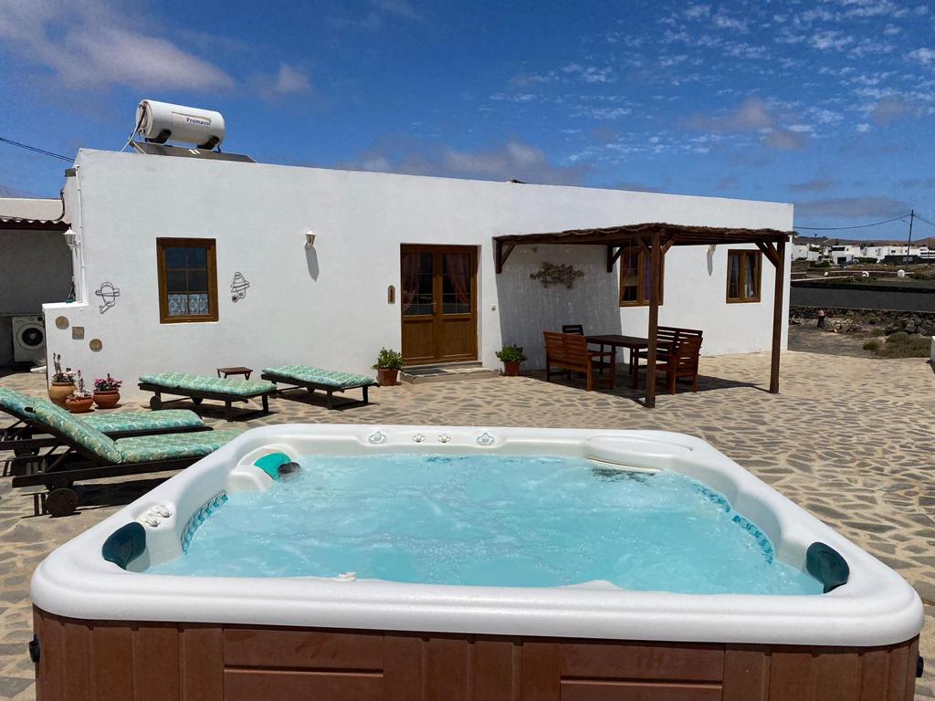 Casita-Blanca-with-Hot-Tub2